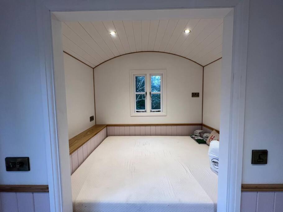 Tranquil Spot Shepherds Hut Cinderford Extérieur photo